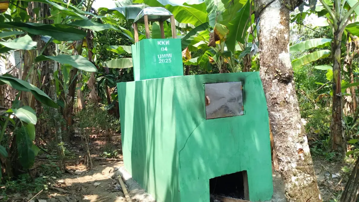 Incenerator Roket Stove yang dibuat mahasiswa KKN UMMI Kelompok 04 di Dusun 4, Desa Cidadap. | Foto: Dok. KKN UMMI