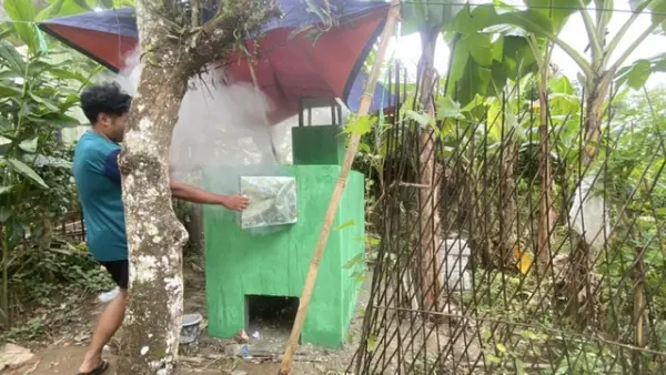 Warga saat mencoba teknologi Incenerator Roket Stove yang dibuat mahasiswa KKN UMMI kelompok 04 Desa Cidadap Sukabumi. (Sumber Foto: Dok. KKN UMMI Kelompok 04)
