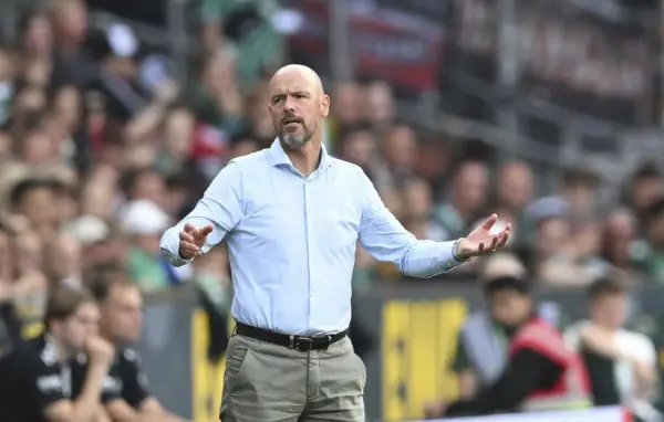 Erik Ten Hag resmi meninggalkan Bayer Leverkusen. Manajemen menilai bahwa Ten Hag belum maksimal dalam tiga pertandingan terakhir. (Sumber : X/@CuriosidadesEU)