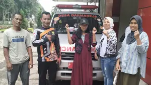 ODGJ Otih (tengah), seorang ibu dengan gangguan jiwa asal Nagrak Sukabumi yang memerlukan perhatian. (Sumber : Istimewa.).