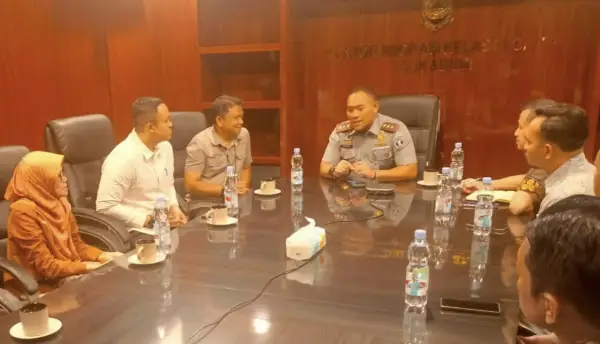 Kepala DPMPTSP Kabupaten Sukabumi Ali Iskandar beserta jajaran saat kunjungan kerja ke Kantor Imigrasi Kelas I Non TPI Sukabumi, Selasa (2/9/2025). (Sumber Foto: Dok. DPMPTSP)