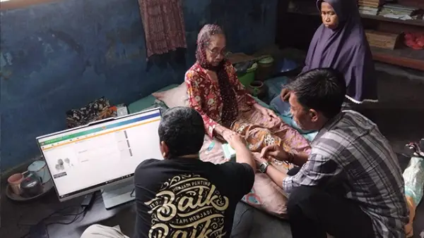 Pelayanan dekatkan masyarakat, UPTD Disdukcapil Surade Sukabumi jemput bola rekam data KTP-el khusus bagi para lansia. (Sumber : Dok UPTD Dukcapil Surade.)