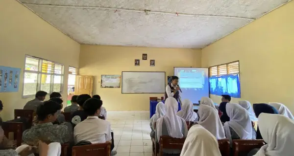 Mahasiswa KKN kelompok 13 UMMI melaksanakan Penyuluhan Sosial di SMK Alihyaul Irsyad dengan mendatangkan pemateri dari puskesmas. (Sumber Foto: Dok. KKN UMMI Kelompok 13)