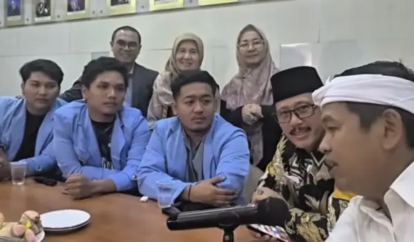 Gubernur Jawa Barat Dedi Mulyadi bertemu Rektor Unisba Harits Nu’man serta jajaran Presiden Mahasiswa Unisba. (Sumber Foto: IG Dedi Mulyadi)