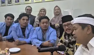 Gubernur Jawa Barat Dedi Mulyadi bertemu Rektor Unisba Harits Nu’man serta jajaran Presiden Mahasiswa Unisba. (Sumber Foto: IG Dedi Mulyadi)