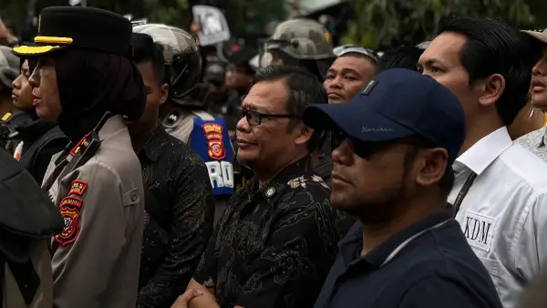 Wawan Juanda (berkacamata) saat menemui massa aksi 1 September 2025 di DPRD Kota Sukabumi (Sumber: sukabumiupdate)