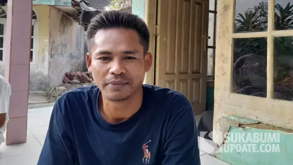 Syaripudin (42 tahun), kakak ketiga Umar Amarudin, ojol asal Sukabumi yang jadi korban demo ricuh di Jakarta | Foto : Ibnu Sanubari