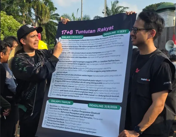 Demonstran di depan DPR 1 Sept 2025 menuntut reformasi lewat “17+8 Tuntutan Rakyat”. Paket aspirasi ini jadi simbol perlawanan dan seruan perubahan nyata. (Sumber : Instagram @andovidalovez)