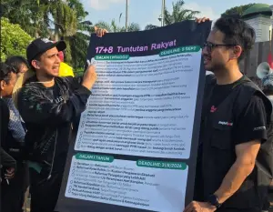 Demonstran di depan DPR 1 Sept 2025 menuntut reformasi lewat “17+8 Tuntutan Rakyat”. Paket aspirasi ini jadi simbol perlawanan dan seruan perubahan nyata. (Sumber : Instagram @andovidalovez)