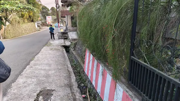 Warga Sukabumi digegerkan penemuan juru parkir hotel tewas mengenaskan, wajah penuh luka. Polisi masih menyelidiki penyebab kematian. (Sumber : Istimewa.).