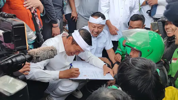 Gubernur Jawa Barat, Dedi Mulyadi dukung jaminan sosial atau perlindungan jaminan kecelakaan kerja (JKK) dan Jaminan Kematian (JKM) kepada para pekerja informal di Jawa Barat. (Sumber : Dok BPJS Ketenagakerjaan).