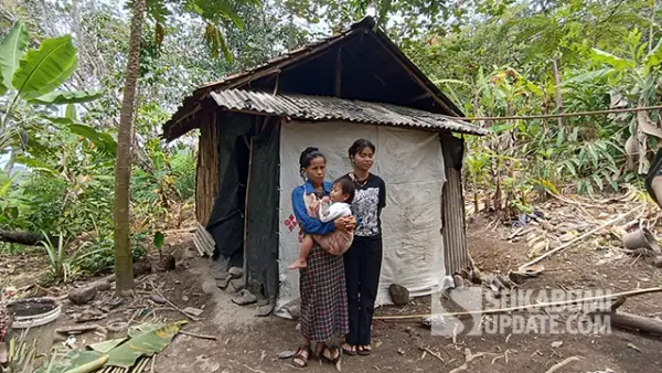 Hidup di gubuk reyot tanpa listrik, Iis bersama dua anaknya bertahan di lereng Gunung Tangkil. (Sumber : SU/Ilyas)