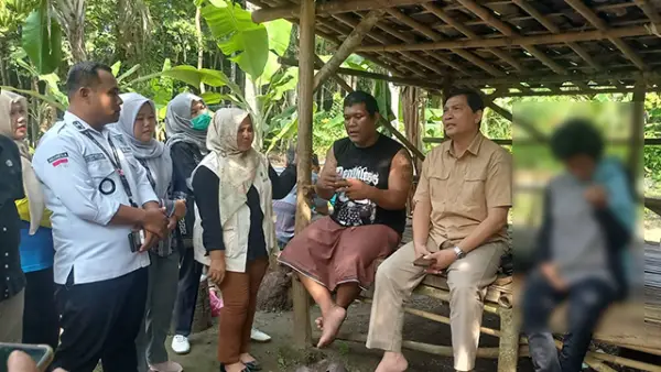 Forkopimcam saat menyambangi kediaman rumah Ijud di Surade Kabupaten Sukabumi, dimana anak perempuannya diduga menjadi korban Inses kekerasan dalam keluarga. (Sumber : Dok Forkopimcam).