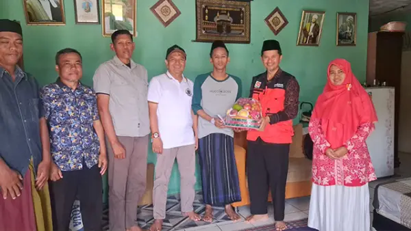 Anggota Komisi IV DPRD Kabupaten Sukabumi, Uden Abdunnatsir, saat menjenguk Umar Amarudin (30 tahun) bersama rombongan Fraksi PKS. (Sumber : Fraksi PKS Kabupaten Sukabumi).