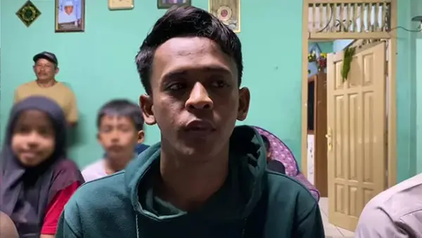Langkah Umar terhenti di jalanan ibukota. Bukan karena lelah mengejar rezeki, tapi akibat salah sasaran ricuh demo yang merenggut kesehatannya. (Sumber : Istimewa.).