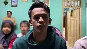 Langkah Umar terhenti di jalanan ibukota. Bukan karena lelah mengejar rezeki, tapi akibat salah sasaran ricuh demo yang merenggut kesehatannya. (Sumber : Istimewa.).