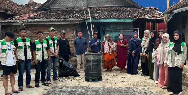 mahasiswa kkn nusa putra dengan warga saat peluncuran TOPAS (Sumber : Dok. KKN kelompok 63)
