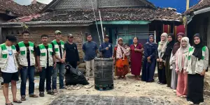 mahasiswa kkn nusa putra dengan warga saat peluncuran TOPAS (Sumber : Dok. KKN kelompok 63)