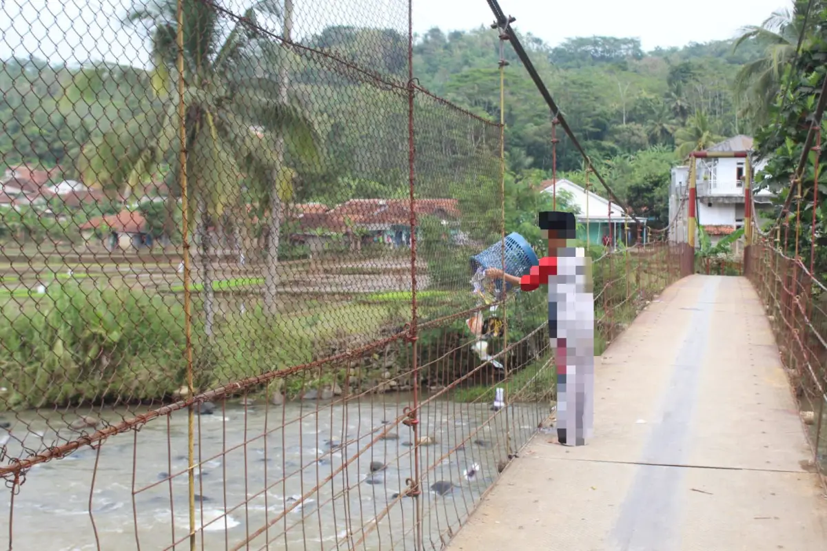 Foto sedang membuang sampah ke sungai (Sumber : Dok, KKN Kelompok 63)