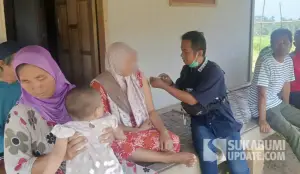 Pihak puskesmas Ciracap Sukabumi saat menyuntikan obat penenang kepada S yang gangguan jiwanya kambuh. (Sumber : Istimewa)