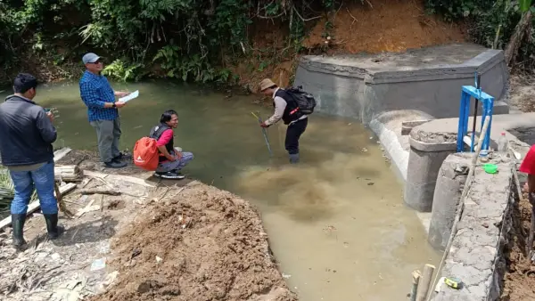 Pekerjaan rehabilitasi Dam Parit di Kampung Ciragil Desa Cidadap, Kecamatan Cidadap, Kabupaten Sukabumi | Foto : Dok. Warga