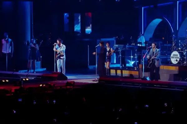 Jonas Brothers melakukan serangkaian tur terbaru mereka yang bertajuk Greetings From Your Hometown Tour! (Sumber: Tangkapan layar youtube)