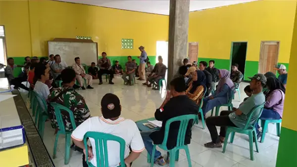 Suasana pertemuan di kantor desa Kadaleman antara Forkopimcam Surade dengan Pemdes yang juga dihadiri warga. (Sumber : Dok Forkopimcam).