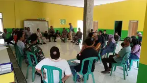 Suasana pertemuan di kantor desa Kadaleman antara Forkopimcam Surade dengan Pemdes yang juga dihadiri warga. (Sumber : Dok Forkopimcam).