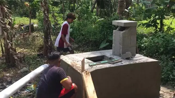 Pembuatan tempat pembakaran sampah ramah lingkungan di Kampung Cijoho, Desa Calincing, Kecamatan Tegalbuleud, Kabupaten Sukabumi. (Sumber : Istimewa.).