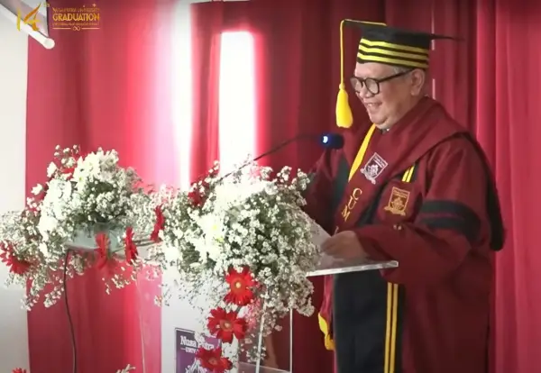 Momen Unik Profesor Jadi Lulusan Terbaik Program S2 Nusa Putra, Bukti Ilmu Tak Mengenal Gelar (Sumber : dok. wisuda Universitas Nusa Putra)
