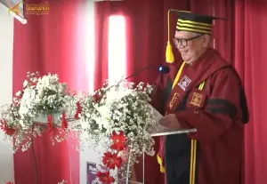 Momen Unik Profesor Jadi Lulusan Terbaik Program S2 Nusa Putra, Bukti Ilmu Tak Mengenal Gelar (Sumber : dok. wisuda Universitas Nusa Putra)