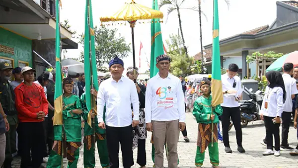 Wabup Andreas, saat menghadiri Hari Jadi ke-43 Desa Girijaya, Kecamatan Cidahu, Kabupaten Sukabumi. (Sumber : Dokpim).