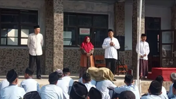 Kepala Dinas Pendidikan, Eka Nandang Nugraha saat memberikan sambutan di acara Maulid Nabi Muhamad SAW di depan siswa SMPN 1 Palabuhanratu. (Sumber : Istimewa.).