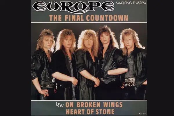 Kesuksesan awal “The Final Countdown” dibangun dari fondasi yang brilian. Intro synth megah Mic Michaeli langsung menyihir pendengar, menciptakan sensasi epik dan futuristik. (Sumber: Facebook, Europe)