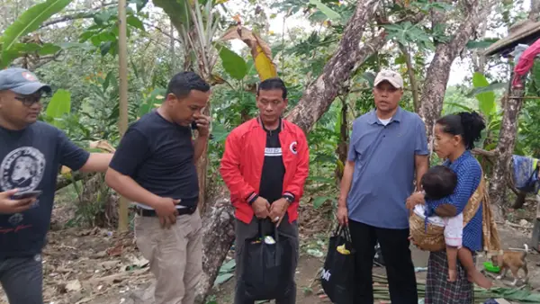 Anggota DPRD Sukabumi Fraksi PDIP, Junajah Jajah Nurdiansyah saat membantu Iis dan dua anaknya untuk pindah dari Gubuk Reot Lereng Gunung Tangkil. (Sumber : Istimewa)