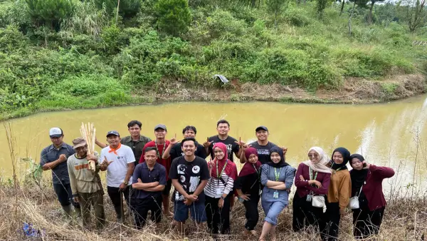 Kelompok 22 Kuliah Kerja Nyata (KKN) Universitas Muhammadiyah Sukabumi (UMMI) aksi penanaman pohon beringin di kawasan Situ Cikupa, Desa Lembursawah, Kecamatan Pabuaran, Kabupaten Sukabumi | Foto : Dok. KKN UMMI