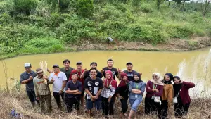 Kelompok 22 Kuliah Kerja Nyata (KKN) Universitas Muhammadiyah Sukabumi (UMMI) aksi penanaman pohon beringin di kawasan Situ Cikupa, Desa Lembursawah, Kecamatan Pabuaran, Kabupaten Sukabumi | Foto : Dok. KKN UMMI