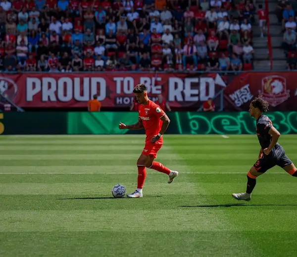Mees Hilgers tengah dibayang-bayangi oleh pemain lawan pada saat memperkuat FC Twentee di ajang Liga Belanda. (Sumber:instagram/@Messhilgerss