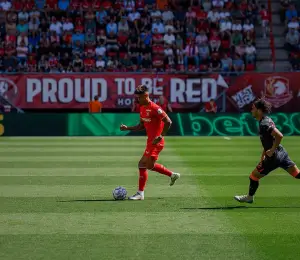 Mees Hilgers tengah dibayang-bayangi oleh pemain lawan pada saat memperkuat FC Twentee di ajang Liga Belanda. (Sumber:instagram/@Messhilgerss