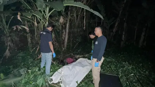 Pihak kepolisian saat mengevakuasi mayat pria tanpa identitas ditemukan di area pesawahan di Cibolang Kidul, Desa Cibatu, Cisaat, Kabupaten Sukabumi, Rabu (3/9/2025) | Foto : Dok Warga