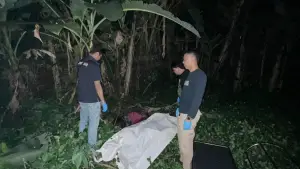 Pihak kepolisian saat mengevakuasi mayat pria tanpa identitas ditemukan di area pesawahan di Cibolang Kidul, Desa Cibatu, Cisaat, Kabupaten Sukabumi, Rabu (3/9/2025) | Foto : Dok Warga