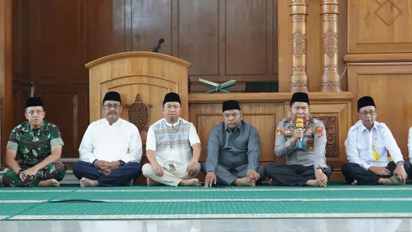 Ketua DPRD Kabupaten Sukabumi, Budi Azhar Mutawali saat mengikuti Istighosah Kubro HJKS ke-155 di Masjid Agung Palabuhanratu. (Sumber Foto: Dok. DPRD)