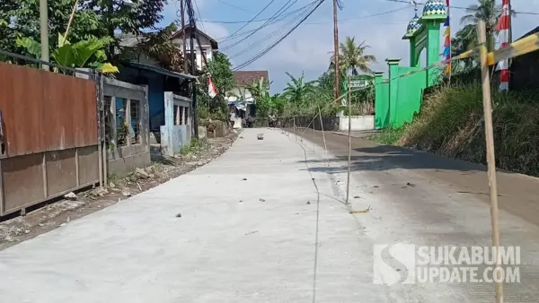 Kondisi ruas Jalan Benda–Duren Gede di Desa Kutajaya, Kecamatan Cicurug yang dibeton Dinas PU Kabupaten Sukabumi. (Sumber Foto: Dok. UPTD PU Cicurug)