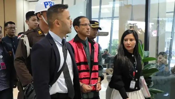 Pakai rompi pink tahanan Kejagung dan diborgol, potret Nadiem Makarim saat digiring ke mobil tahanan. (Sumber Foto: Dok. Kejagung)
