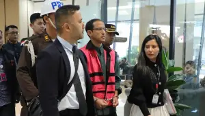 Pakai rompi pink tahanan Kejagung dan diborgol, potret Nadiem Makarim saat digiring ke mobil tahanan. (Sumber Foto: Dok. Kejagung)