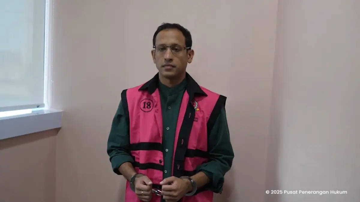 Potret Eks Mendikbudristek era Presiden Jokowi, Nadiem Makarim, saat memakai rompi pink tahanan Kejagung. | Foto: YouTube Kejagung