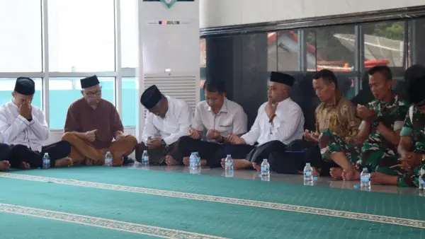 Plt Kadisperkim Kabupaten Sukabumi, Herdiawan Waryadi (tengah) saat berdoa dalam kegiatan Istighosah Kubro memperingati HJKS ke-155 (Sumber : Istimewa)