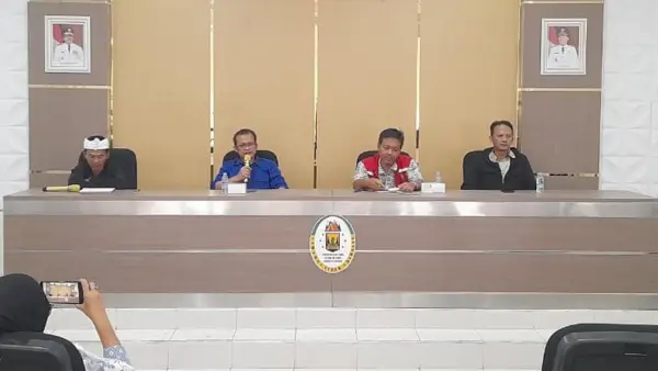 Kabid Sumber Daya Air Dinas PU Kabupaten Sukabumi, Adi Setiadi Nugraha saat menghadiri sosialisasi pra konstruksi proyek pembangunan irigasi Cikurung Manglad. (Sumber Foto: Istimewa)