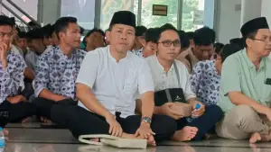 Kepala DPMD Kabupaten Sukabumi, Gun Gun Gunardi saat menghadiri Istighosah Kubro HJKS ke-155 di Masjid Agung Palabuhanratu. (Sumber Foto: Istimewa)