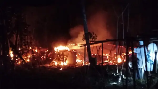 Potret kobaran api yang menghanguskan dua rumah panggung di Tegalbuleud, Sukabumi pada  Kamis 4 September 2025. (Sumber : Istimewa.).